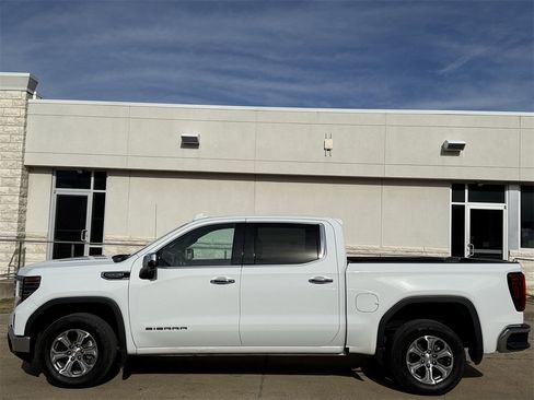 Used 2024 GMC Sierra 1500 SLT image 3