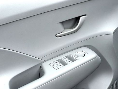 Used 2025 Hyundai Kona SEL image 11