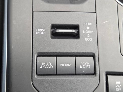 Used 2022 Toyota Highlander XLE AWD/4WD image 10