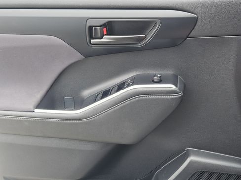 Used 2023 Toyota Highlander LE image 22