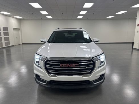 Used 2022 GMC Terrain SLT w/ Infotainment Package II image 2