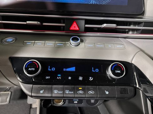 Used 2025 Hyundai Elantra SEL FWD image 19