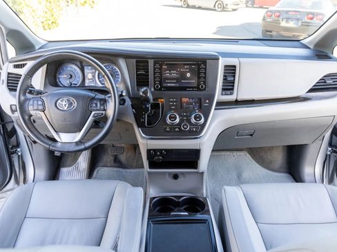 Used 2018 Toyota Sienna XLE image 18