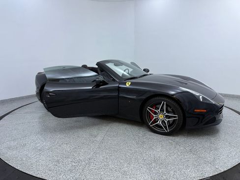 Used 2017 Ferrari California T image 23