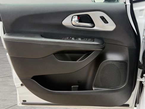 Used 2025 Chrysler Pacifica Limited FWD image 20