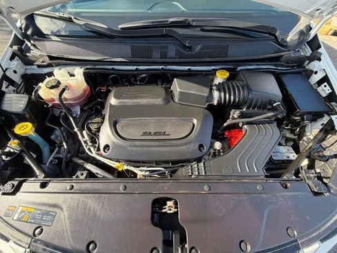 Certified 2025 Chrysler Pacifica Select image 16