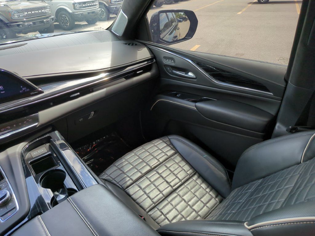Used 2024 Cadillac Escalade ESV V AWD/4WD image 18