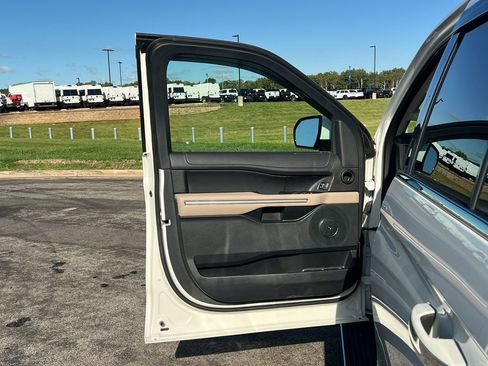 Used 2023 Ford Expedition Limited image 13