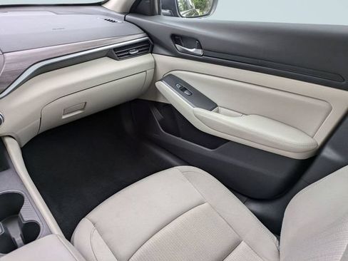 Used 2025 Nissan Altima 2.5 SV FWD image 17