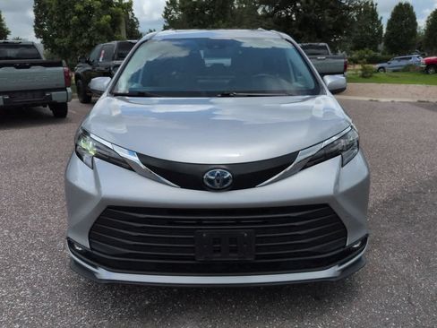 Certified 2025 Toyota Sienna XLE FWD image 9