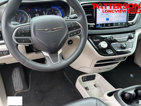 Used 2024 Chrysler Pacifica Touring-L FWD image 16