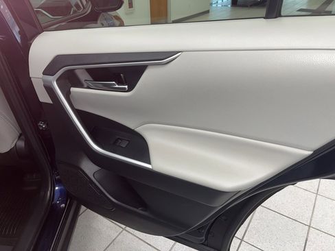 Used 2020 Toyota RAV4 XLE image 18