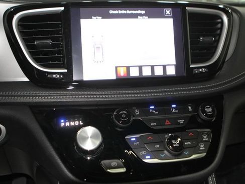 New 2027 Chrysler Pacifica Limited AWD/4WD image 20