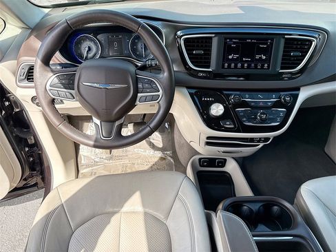 Used 2018 Chrysler Pacifica Touring-L image 25