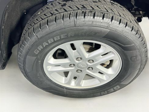 Used 2023 Jeep Grand Cherokee Laredo AWD/4WD image 28