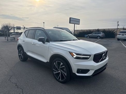 Used 2020 Volvo XC40 T5 R-Design image 3