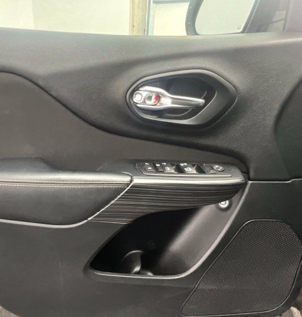 Used 2017 Jeep Cherokee Latitude w/ Comfort/Convenience Group AWD/4WD image 14