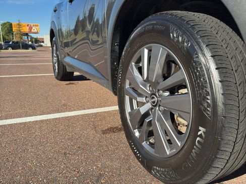 Used 2025 Nissan Pathfinder SV image 9