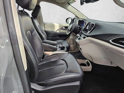 Used 2023 Chrysler Pacifica Touring-L FWD image 15