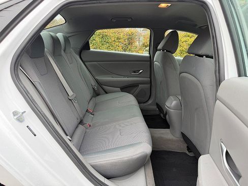 Used 2022 Hyundai Elantra SE image 29