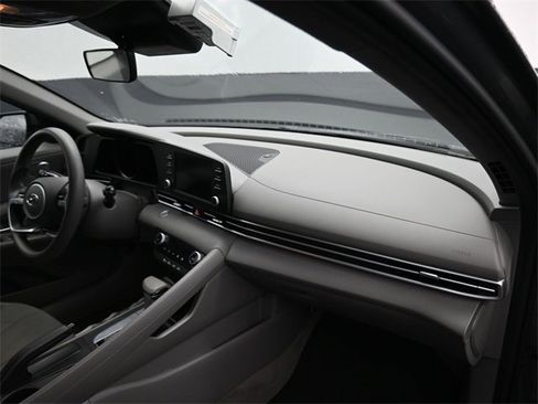 Used 2023 Hyundai Elantra SEL image 9