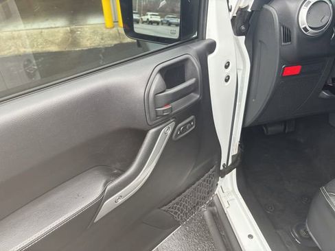 Used 2016 Jeep Wrangler Unlimited Rubicon image 21