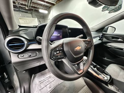 Used 2025 Chevrolet Trax LT FWD image 10