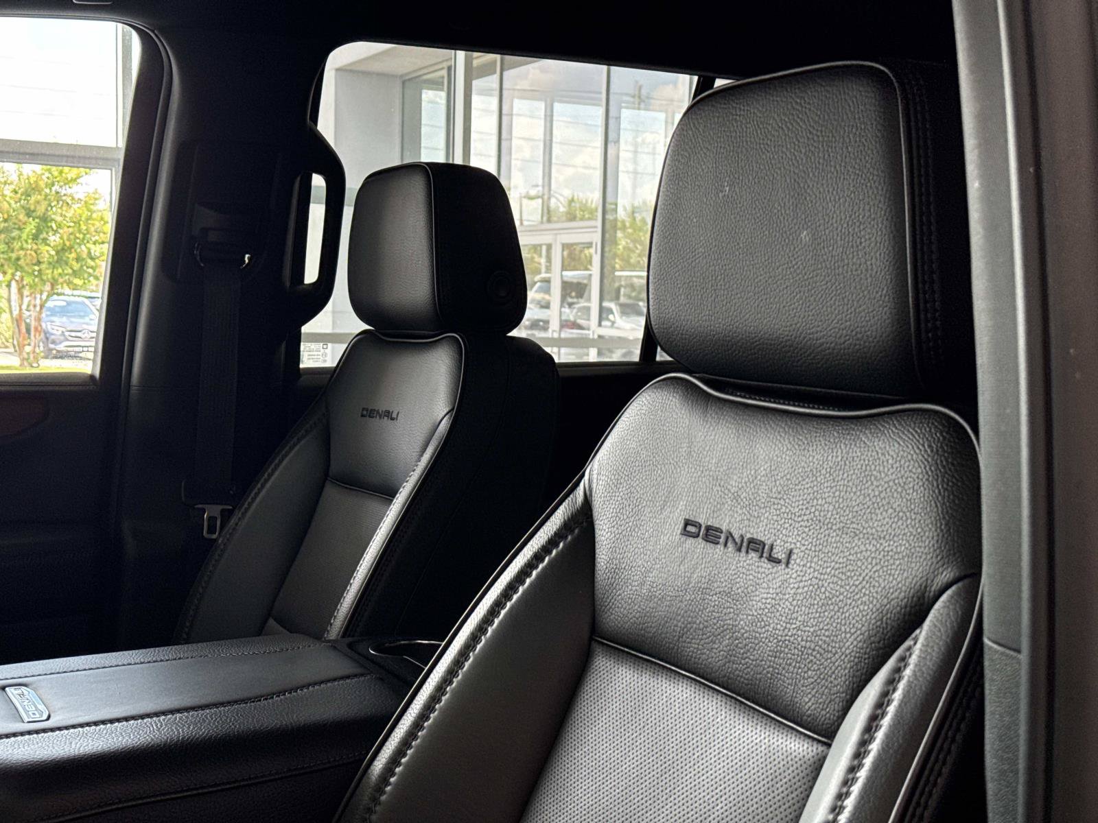 Used 2025 GMC Yukon Denali RWD image 13