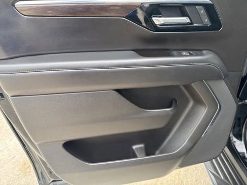 Used 2025 Chevrolet Suburban LS RWD image 23
