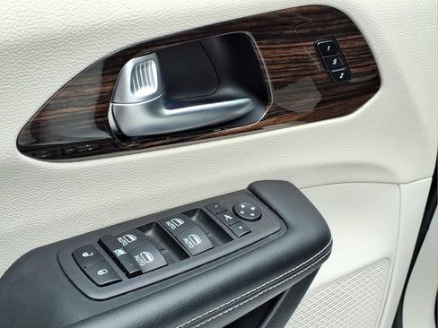 Used 2024 Chrysler Pacifica Limited FWD image 18
