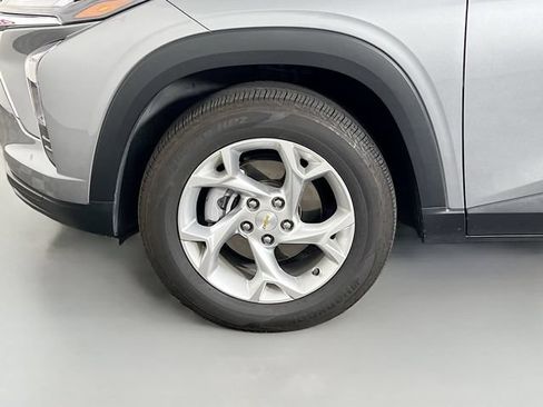 Used 2025 Chevrolet Trax LS w/ LS Convenience Package FWD image 10