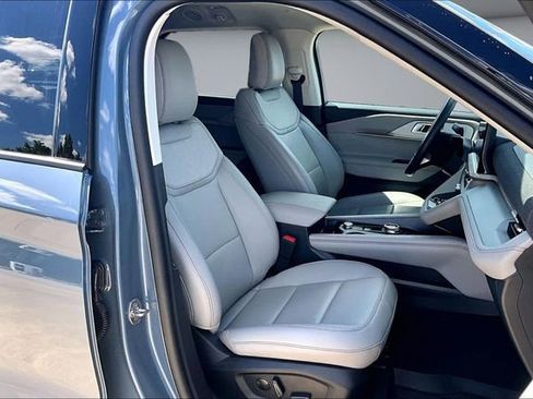 Used 2025 Ford Explorer Active w/ Active Comfort Package AWD/4WD image 11