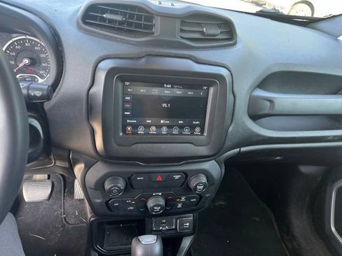 Used 2019 Jeep Renegade Latitude FWD image 23