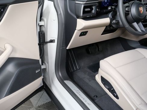 New 2026 Porsche Macan 4 Electric image 7