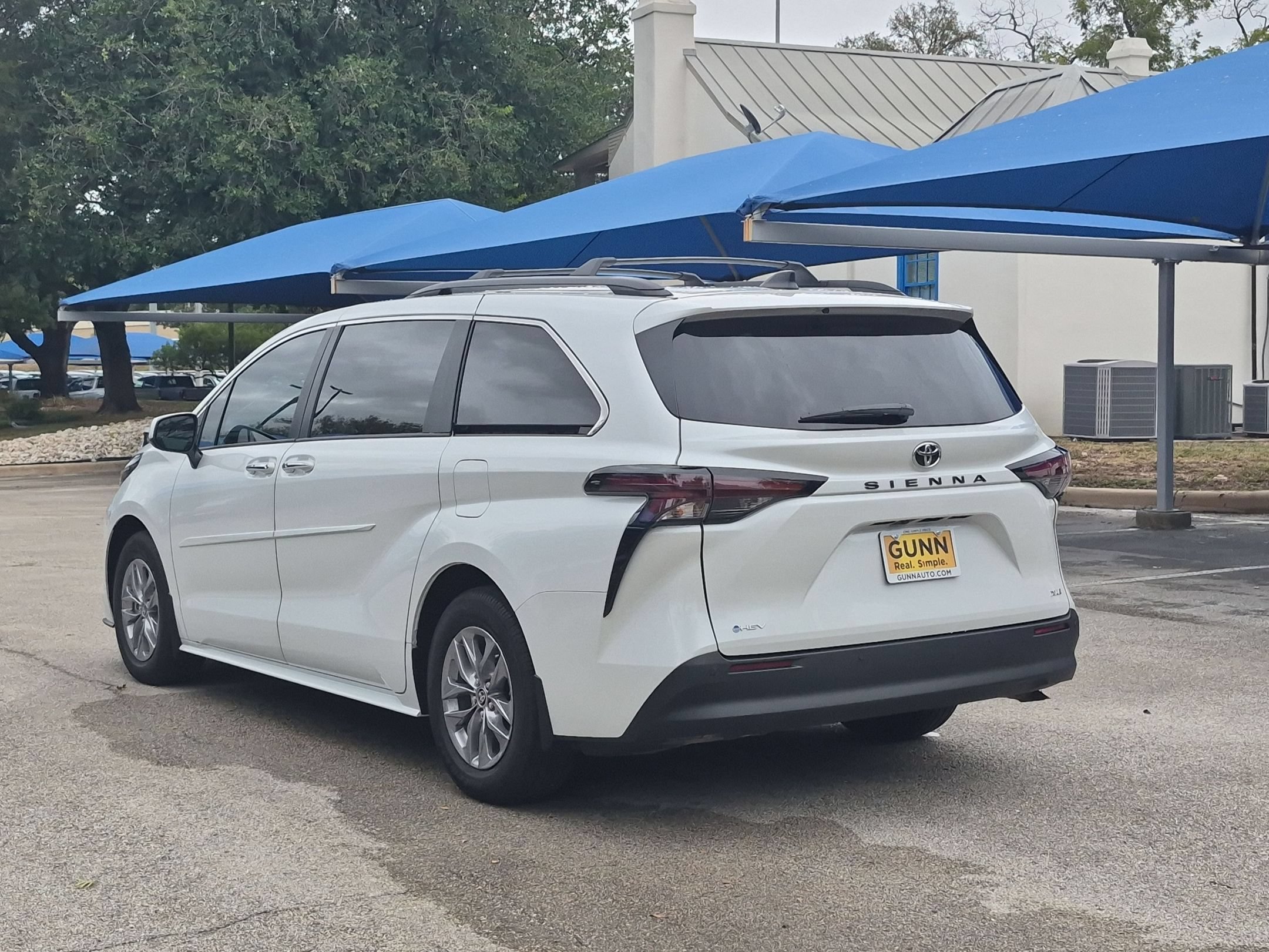 Used 2026 Toyota Sienna XLE FWD image 5