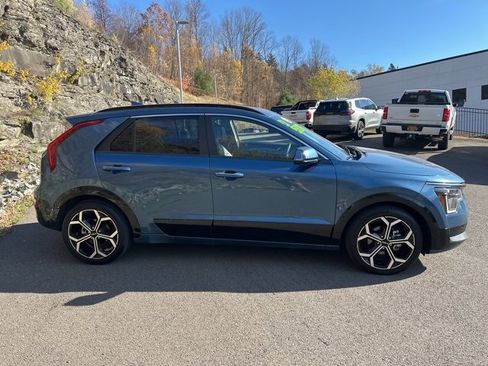 Used 2023 Kia Niro SX Touring image 5