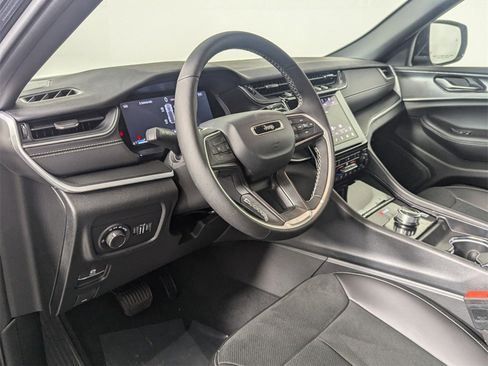 New 2025 Jeep Grand Cherokee Altitude image 10