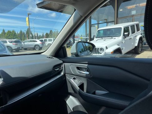 Used 2025 Nissan Rogue SV FWD image 32