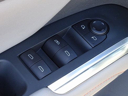 Used 2025 Chevrolet Traverse LT image 16