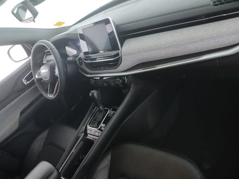 Used 2025 Jeep Compass Latitude image 27