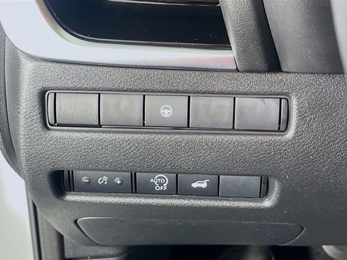 Used 2025 Nissan Rogue SV AWD/4WD image 11