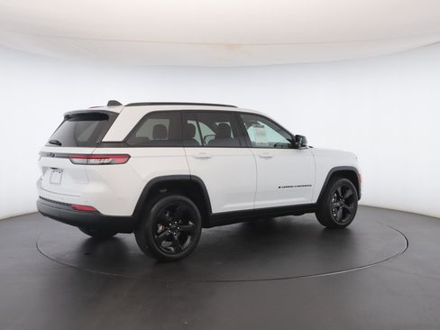 Used 2023 Jeep Grand Cherokee Altitude image 29