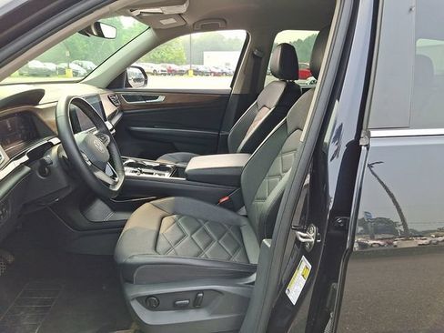 Used 2024 Volkswagen Atlas SE AWD/4WD image 14