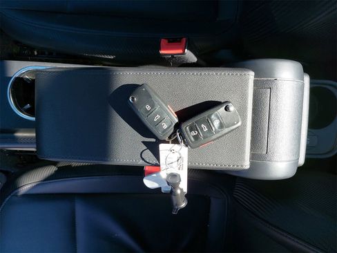 Used 2018 Volkswagen Beetle 2.0T S w/ Style & Comfort Package For S image 13