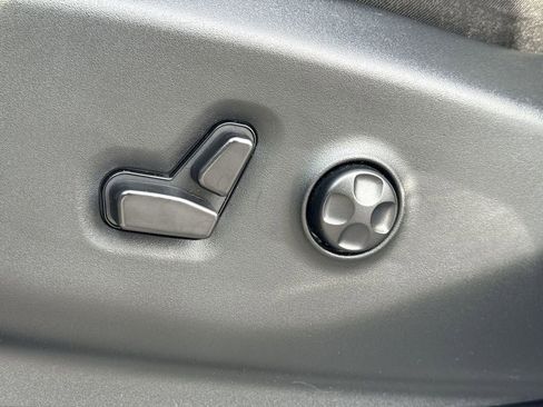 Used 2024 Chrysler Pacifica Touring-L image 14