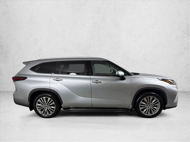 Used 2024 Toyota Highlander Platinum FWD image 3
