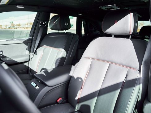 Used 2024 Rolls-Royce Phantom Sedan image 57