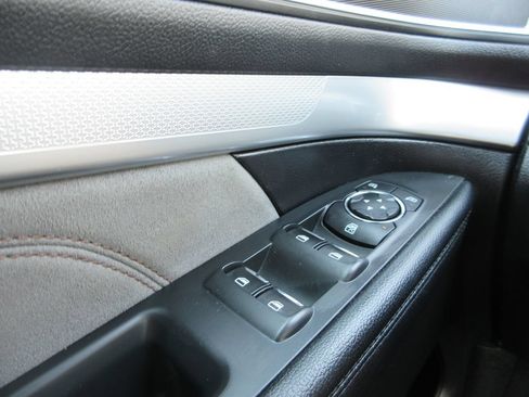 Used 2017 Ford Explorer XLT w/ Equipment Group 202A AWD/4WD image 26
