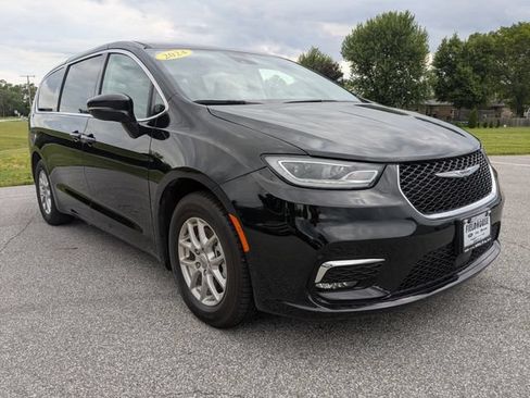 Used 2024 Chrysler Pacifica Touring-L FWD image 8