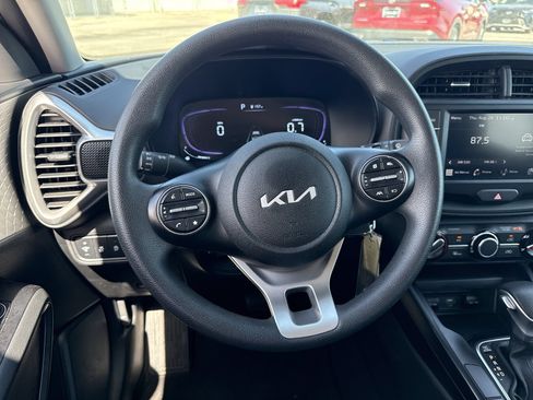 Used 2025 Kia Soul LX w/ LX Technology Package FWD image 11